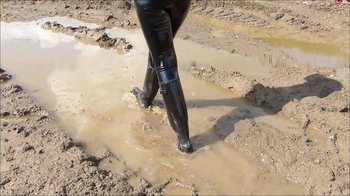 Shinylady2015 - Ich ( in wetllook Leggins und Gummistiefel ) crushe meine mega geilen Sneaker & Nylons FSH