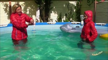 Fetischalina - Schwimme mit Christina in Daunen Jacken und Camel toe Leggins