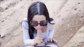 Erect_Dick - Sie zeigte ihr Gesicht mit Brille - Tiefer Blowjob in einer wunderschönen Schlucht