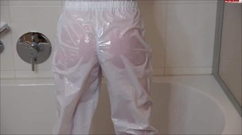 DeutscheHausfrau - ALLES NASS eingeschwitzt pissen (PVC Anzug)