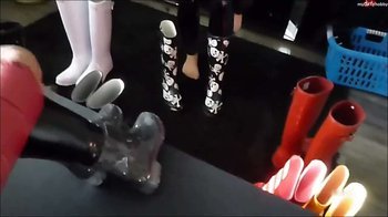 Shinylady2015 - 2 sexy Girls machen Gummistiefel Anprobe Nylon Söckchen wetlook Leggins