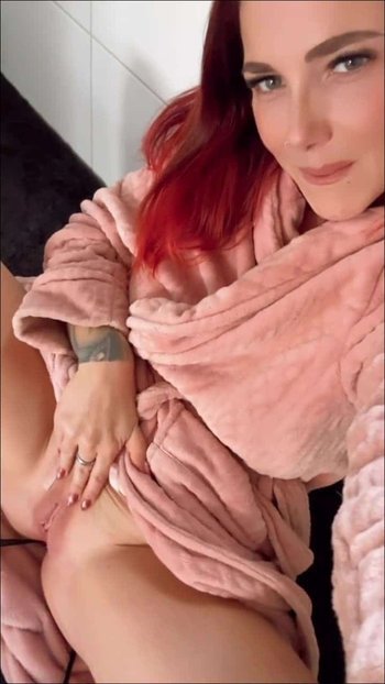 NinaDevil - Frisch aus der dusche, immer noch dampfend heiß, und nur in meinen Bademantel gewickelt