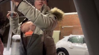 Viola_Beck - Reisekasse aufbessern mit Titten Auto-waesche bei minus 9 Grad