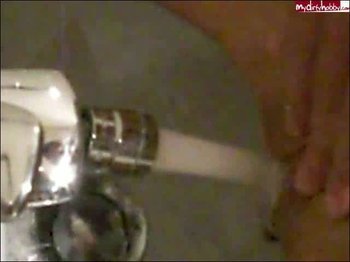 Klitoria - Ins Bidet gepisst