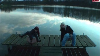 SexyCaroPrivat - Heftiger Doppel-NS-Piss am See