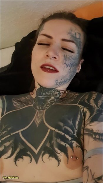 Balea_Scarleg - Gesicht des Orgasmus mit Lippenstift auf