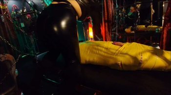 Queen_of_BDSM - Mumifizierte Sklavin wird trocken gemolken