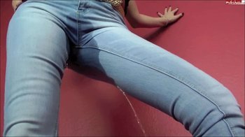 Juicy-Julie - In Knallenge Stretchjeans gepisst!