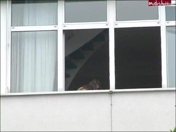 frech18 - Mutprobe - Am Fenster gestrippt