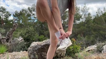 Luna_Lou - Beim Wandern einfach auf den Weg gepiss - Dort Pissen wo einen niemand kennt