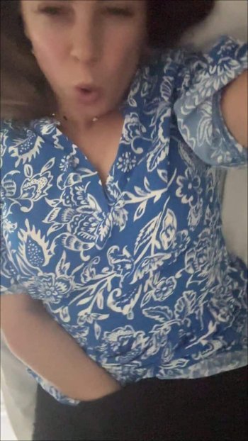 LarisaCum - Ich bin ganz nass, liegend im Zug und streichalle mich und berühre meine Brüste