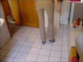 heelsschlampe - In die Hose gepisst
