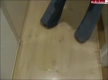 Lilly-Love - In die Jeans gepisst und abgestraft