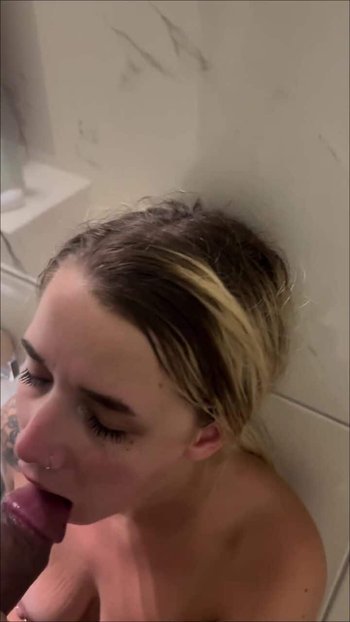 BBCforPresident - Blondine bläst im Badezimmer BBC.. ich sprizte ihr meine Ladung in den Mund und sie schluckt brav
