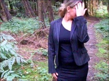 Alwayshorny4U - Pipi im Wald