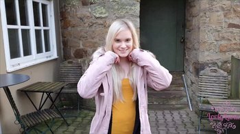 LovlyLuna - Outdoor auf dem Tisch gefickt