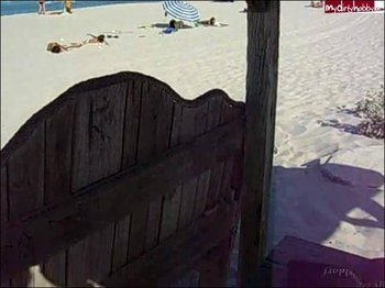 Miranda-Boobs - Öffentlich am Strand wichsen und anspritzen