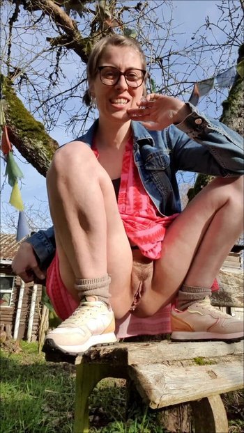 TheaRemmel - So erwecke ich den Frühling - draussen Pinkeln im Garten