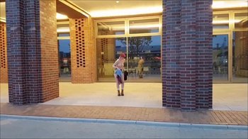 Lynn-Tonic - Oben ohne durch die Fußgängerzone