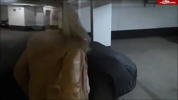 Lana-Giselle - Dreist ins Buero-Parkhaus gepinkelt