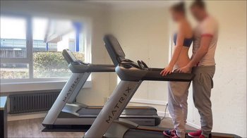 GeileNachbarn - Öffentlich - Schneller Quickie auf dem Laufband