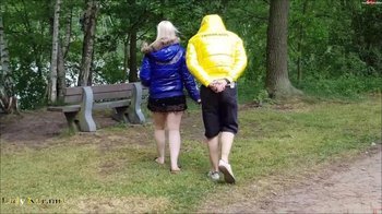 LadyKarame - Mit der Glanzjacke am See