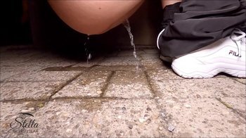 Stella_Interstellar - Doppelte Pissladung im Pussy Piss Griff