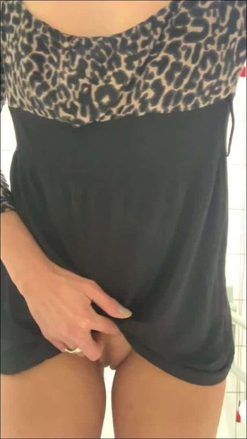 StudiVicky - Vicky auf der Mitarbeitertoilette