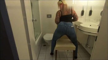 SteffiBlond - USER FILMT ALLES IN DIE JEANS GEPISST live im Hotelzimmer in Paris