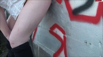 Teen-Lari - Userwunsch von757nf1 Geil gegen eine Wand pissen