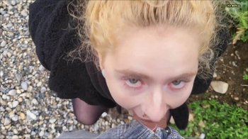 MaryjaneAuryn - Outdoor Piss Schlampe schluckt deine Sahne - HC Mundfick