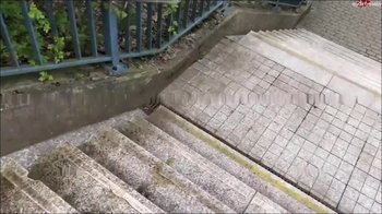 SteffiBlond - Wer pisst weiter die Bahntreppen runter - Mann vs. Sophie