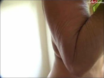 VersauteIris - Nackig im Treppenhaus das Fenster putzen