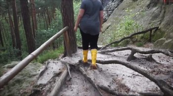 feuchtepussy94 - Spaziergang im wald mit Gummistiefel