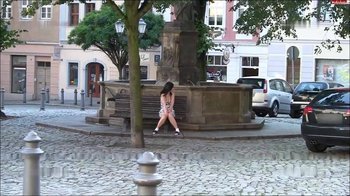 AnneDD28 - 2 Mal Publikpissing-total versaut