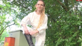 Tiny_Loly - Piss im Saunaanzug