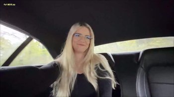 AnnaTravels - Fahrer erwischt mich - Heimlich meine Pussy im Auto berührt