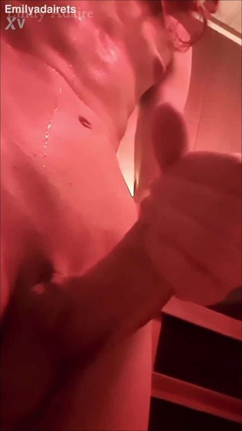 EmilyAdaireTS - Schwitzend und tropfend - Heimlich in der Sauna gewichst