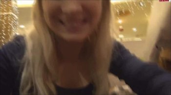 Teeny-Winnie18 - KRASS - PISSEN MITTEN IN SHOPPING CENTER AUF DEN SITZ