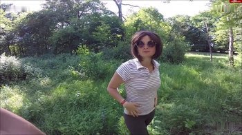 wg-loch - Reitermädchen bläst im Wald