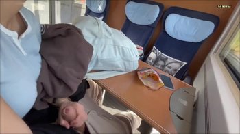 annacute - 19-Jährige holt mir im Zug einen runter und nimmt meinen Schwanz in den Mund, fast erwischt worden