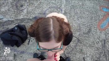 Zara-Bizarr - Outdoor, riesiger cumshot ins gesicht, voll auf der brille