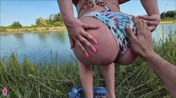 Litclit - Echter Outdoor-Sex am Flussufer - Cumshot auf große Titten und Doggystyle Creampie