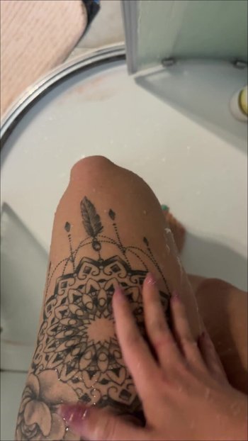 LarisaCum - Ich bin ganz nass und aufgeregt in der Dusche Solo Clip