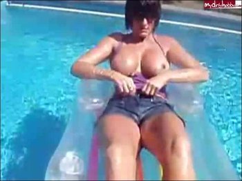 tittidd - Mit kurzen Jeans auf der Luftmatratze