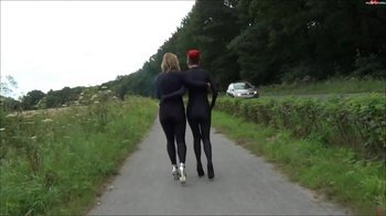 Double_Trouble - PublicCatsuitWalk mit PinkelPause