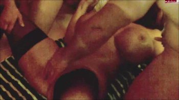 Miranda-Boobs - Ficken und Anspritzen mit 3 Usern