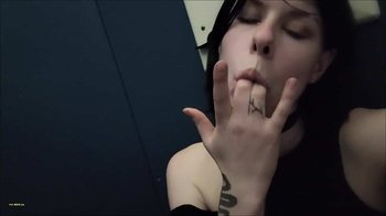 Elli_Young - Voellig schamlos auf dem Herrenklo