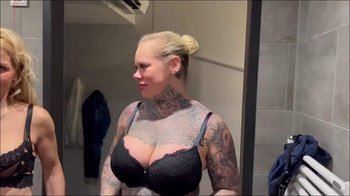 SteffiBlond - 3 PISS WEIBER & ein Sklave