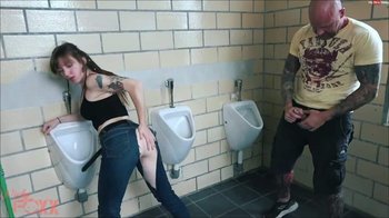 Nicky-Foxx - Taetowierter Riesenkerl zerfickt mich und zerreisst meine Jeans am Klo